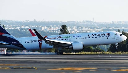 A Latam flight landing in Brasilia.