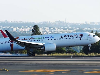 Un avió de Latam aterra a Brasília.