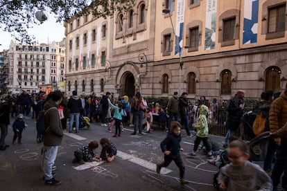 Protesta de Revuelta Escolar contra la contaminacin en los entornos de los colegios, este viernes, en la calle de Enten?a de Barcelona, donde hay la escuelas Enten?a y Xirinacs.