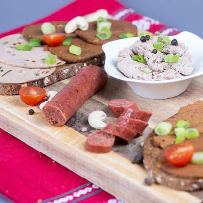 ILLUSTRATION - 06 January 2024, Saxony, Dresden: Slices of bread topped with various vegan sausages, a vegan garlic sausage and a bowl with a vegan liver sausage alternative based on peas on a wooden board. Photo: Sebastian Kahnert/dpa (Photo by Sebastian Kahnert/picture alliance via Getty Images)