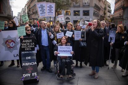 Letrados de la administración de justicia durante una manifestación por sus derechos en marzo de 2023 en Madrid.