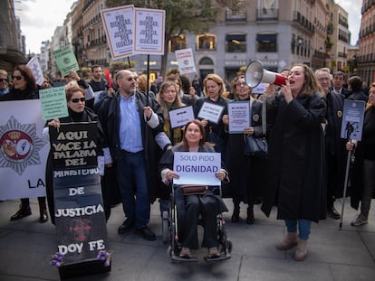 Letrados Administración de Justicia durante la manifestación convocada este jueves, en Madrid.