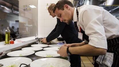 Jonathan Kj&oslash;lhede Berntsen,  jefe de cocina del restaurante dan&eacute;s Clouk, durante el concurso de la Copa Jerez 2013.