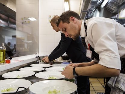 Jonathan Kj&oslash;lhede Berntsen,  jefe de cocina del restaurante dan&eacute;s Clouk, durante el concurso de la Copa Jerez 2013.
