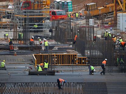 Trabajadores de la construcción se dedican a las obras de reconstrucción del Camp Nou, en Barcelona, el 29 de enero de 2024.