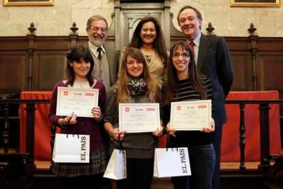 Al fondo, de izquierda a derecha, el rector de la Universidad de Valladolid, Marcos Sacristán; Ana Valero, de EL PAÍS, y José Manuel Moreno, de Banco Santander. En primera fila, la premiadas, Andrea Briongos, Andrea Álvarez y Laura Rodríguez.