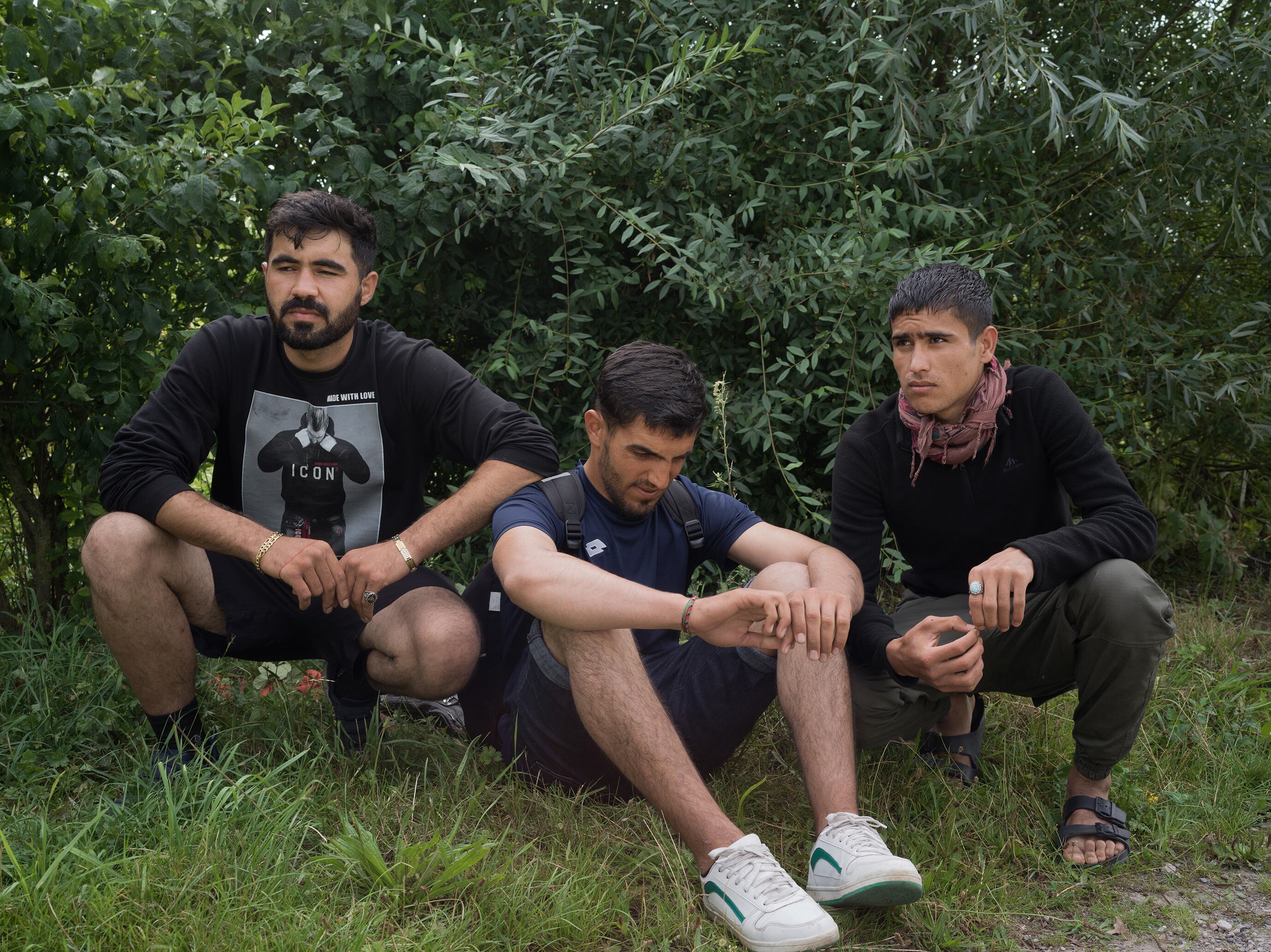 Los supervivientes del naufragio del 12 de agosto, desde la izquierda, Aref Amir (24), Hajjomid (21) y Sadaqat (17),  fotografiados en un bosque en Calais.
