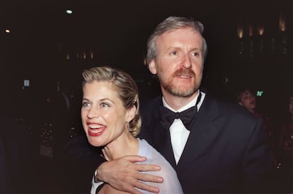 Linda Hamilton y James Cameron, la noche de 1998 en la que el segundo igualó el récord de premios Oscar obtenido por una película de la mano de la producción que acabó con su matrimonio: 'Titanic'. 