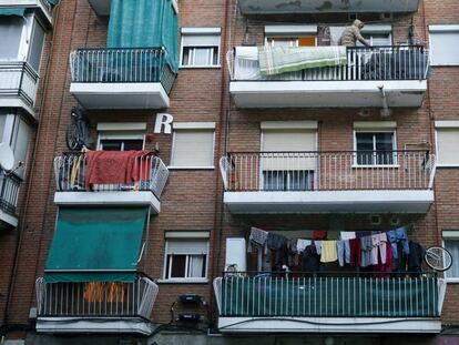 Vista de la fachada de un edificio de Entrevías. Los bloques de ladrillo del barrio han sido desde los 50 el primer hogar en Madrid de inmigrantes que llegaron en busca de una vida mejor desde las zonas más pobres de España, en Andalucía y Extremadura.