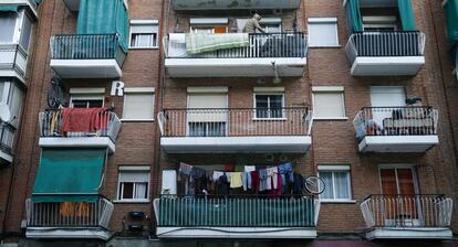 Vista de la fachada de un edificio de Entrevías. Los bloques de ladrillo del barrio han sido desde los 50 el primer hogar en Madrid de inmigrantes que llegaron en busca de una vida mejor desde las zonas más pobres de España, en Andalucía y Extremadura.