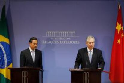 El canciller brasileño, Luiz Alberto Figueiredo (d), y su homólogo chino, Wang Yi (I), fueron registrados este viernes, durante un declaración a la prensa, en el Palacio del Itamaraty de Brasilia (Brasil).