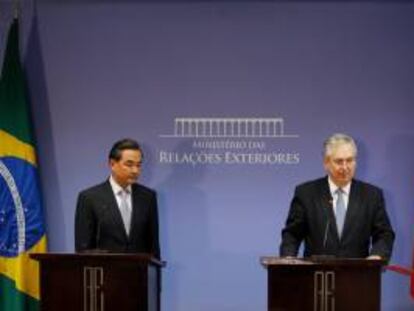 El canciller brasileño, Luiz Alberto Figueiredo (d), y su homólogo chino, Wang Yi (I), fueron registrados este viernes, durante un declaración a la prensa, en el Palacio del Itamaraty de Brasilia (Brasil).