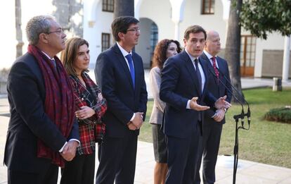 El líder de Ciudadanos, Albert Rivera, acompañado de los nuevos consejeros de la Junta de Andalucía a propuesta de su partido.