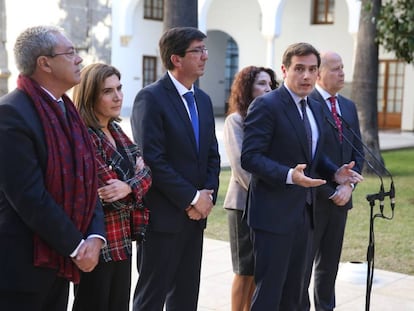 El líder de Ciudadanos, Albert Rivera, acompañado de los nuevos consejeros de la Junta de Andalucía a propuesta de su partido. 