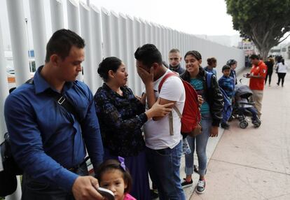 Cientos de padres y niños migrantes separados al entrar a Estados Unidos en la frontera con México seguían este jueves en el limbo, a pocas horas de que venza el plazo para su reunificación. En la imagen, un grupo de migrantes espera a cruzar la frontera de Estados Unidos para comenzar el proceso de solicitud de asilo, entre Tijuana y San Ysidro.