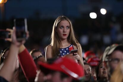 Una mujer con su móvil entre los espectadores que escuchan al candidato republicano Donald Trump durante un acto de la campaña electoral el 24 de octubre en Tampa, Florida (EE UU).