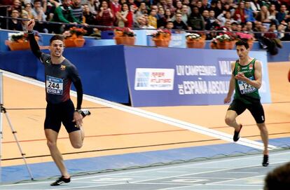 &Oacute;scar Husillos, a la izquierda, tras imponerse a Daniel Rodr&iacute;guez en la final de 200m del campeonato de Espa&ntilde;a.