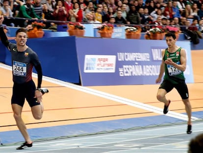 &Oacute;scar Husillos, a la izquierda, tras imponerse a Daniel Rodr&iacute;guez en la final de 200m del campeonato de Espa&ntilde;a.