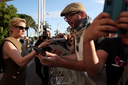 Greta Gerwig, presidenta del jurado, firma autógrafos en la entrada del hotel Martinez, el lunes por la tarde en Cannes.