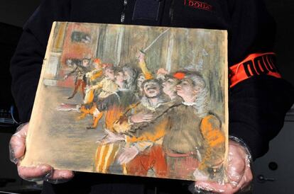 Un agente de aduanas muestra el cuadro de Degas recuperado durante una revisi&oacute;n en un autob&uacute;s en Francia