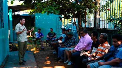 Sonia Lazo, una promotora de salud local, explica el estudio CURE a los residentes varones de Jiquilisco, El Salvador, el 27 de enero de 2026.