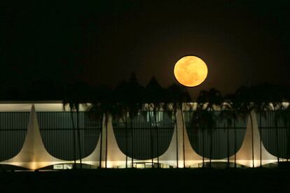 A ‘lua azul’ ganhou um tom alaranjado sobre o Palácio da Alvorada, residência oficial da Presidência do Brasil, projetado pelo arquiteto Oscar Niemeyer, em Brasília.