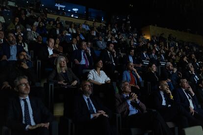 Ambiente durante la gala celebrada en el CaixaForum Valencia. Los Premios Ortega y Gasset, que EL PAÍS concede cada año para reconocer el mejor periodismo publicado en español, se han entregado por segunda edición consecutiva en Valencia. En esta ocasión, en el Ágora, el último de los edificios diseñado por Santiago Calatrava en la Ciudad de las Artes y las Ciencias, que permaneció prácticamente sin uso desde su inauguración en 2009 hasta el año pasado, cuando la Fundación La Caixa lo convirtió en uno de sus centros culturales.