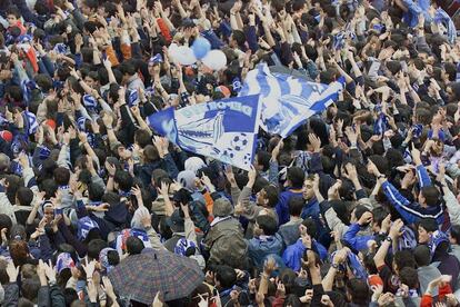 Miles de aficionados homenajean a los jugadores del Alavés en la plaza de la Vírgen Blanca de Vitoria, tras perder la final de la UEFA ante el Liverpool en 2001.