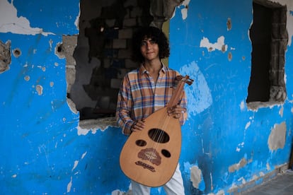 Youssef Saad, de 18 años, posa con un laúd en el Gaza College, el 9 de agosto de 2025. "Espero enseñar música a los niños para que puedan ver la belleza a pesar de la destrucción", asegura el joven. 