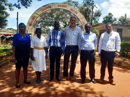 El pediatra Pablo Rojo junto a médicos locales en el hospital de Jinja, en Uganda.