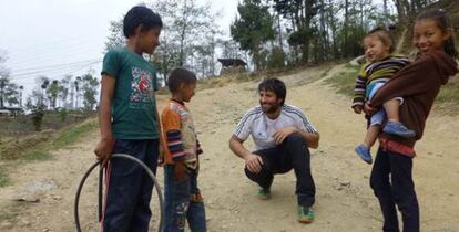 Alex Txikon con niños del pueblo de Taplejung.