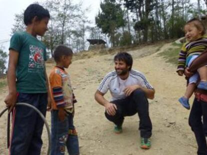 Alex Txikon con niños del pueblo de Taplejung.