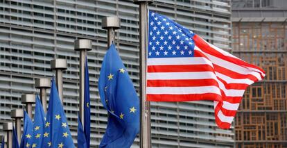 Banderas de la UE y de EE UU en Bruselas, en una visita del entonces vicepresidente estadounidense Mike Pence, en 2017.