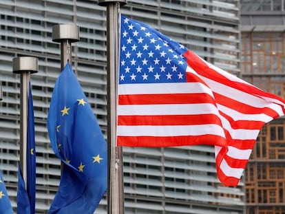 Banderas de la UE y de EE UU en Bruselas, en una visita del entonces vicepresidente estadounidense Mike Pence, en 2017.