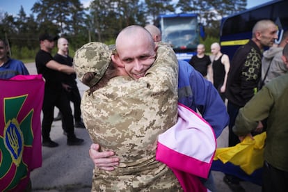 Ukrainian War Prisoners upon arrival this Friday at an indeterminate point in the country after being exchanged for Russian prisoners.