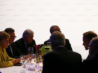 A chanceler alemã, Angela Merkel, conversa com o presidente do Bundesbank, Jens Weidmann (direita), em 19 de janeiro.