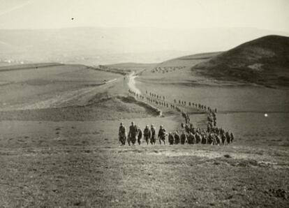 Compañía del ejército fascista, de marcha por España durante la Guerra Civil. La foto fue tomada en 1937 por el teniente italiano Guglielmo Sandri.