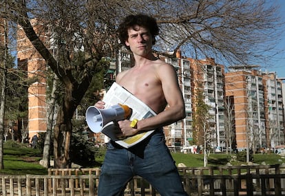 Óscar Sinela, actor que ha puesto en marcha una campaña por la transparencia en los medios de comunicación, en el Parque de Aluche en Madrid.