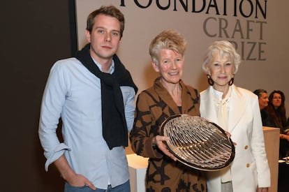 Jonathan Anderson junto a la artista escocesa Jennifer Lee, ganadora del Loewe Craft Prize 2018, y la actriz Helen Mirren, durante la entrega del premio.
