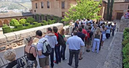 Colas de acceso a la Alhambra, en mayo de 2008.