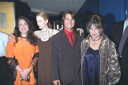 Nicole Kidman y Tom Cruise con Christiane Kubrick y su hija en el estreno de 'Eyes Wide Shut'.