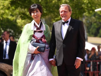 El excanciller alemán Gerhard Schroder y su esposa, Soyeon Kim, en el festival de Bayreuth, en julio.