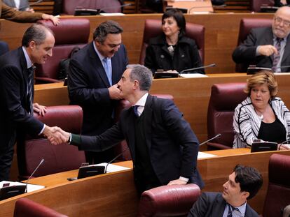 El expresidente valenciano Francisco Camps (a la izquierda) estrecha la mano a Ricardo Costa en su reincorporación en 2012 como diputado de las Cortes Valencianas, después de que ambos fueran declarados inocentes en el 'caso de los trajes'.