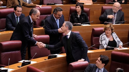 El expresidente valenciano Francisco Camps (a la izquierda) estrecha la mano a Ricardo Costa en su reincorporación en 2012 como diputado de las Cortes Valencianas, después de que ambos fueran declarados inocentes en el 'caso de los trajes'.