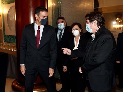 Pedro Sánchez habla con el director del Instituto Cervantes, Luis García Montero, a su llegada al Teatro Real.