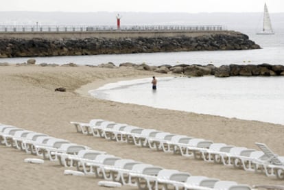 Playa de Can Pere Antoni de Palma de Mallorca con las hamacas recogidas en agosto del año pasado.