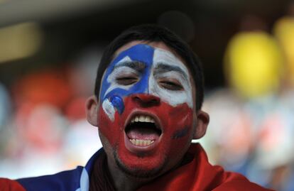 Un aficionado chileno anima a su selección en el primer partido de su equipo frente a Honduras.