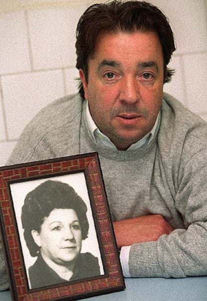 Roberto, hijo de Norma Menchaca, con la foto de su madre.