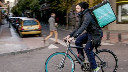 Un trabajador de Deliveroo en una imagen de archivo.