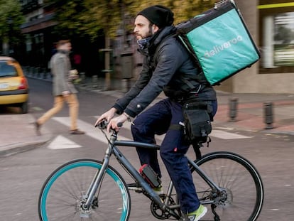 Un trabajador de Deliveroo en una imagen de archivo.